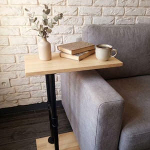 Mesa con reposabrazos de madera artesanal, bandeja industrial para sofá