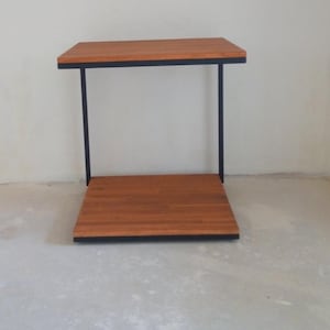 Handgefertigter zweistöckiger Beistelltisch aus Holz mit Metallbeinen - Minimalistischer Couchtisch für Kleine Räume