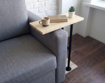 Mesa auxiliar con brazo de sofá artesanal y patas de metal industrial