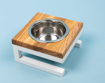 Comedero elevado para una sola mascota con plataforma de madera y acero, cuencos y almohadillas de silicona antideslizantes