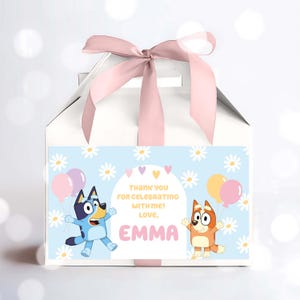 Etiqueta de caja a dos aguas con margaritas azules, rosas y azules de Blue Dog