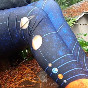 MiniVerse Leggings, Blaue Galaxie, 1 Punkt = 10 Millionen Kilometer, tragbare Karte des Sonnensystems, Astronomie, Planeten Leggings, Wissenschafts Leggings