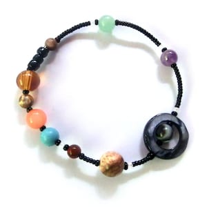 MiniVerse 2004 - Pulsera elástica del Sistema Solar con Plutón - Distancias proporcionales - Planetas de piedras preciosas - de Chain of Being