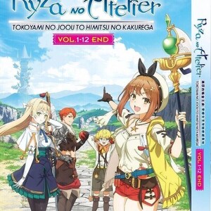 Puede incluir: Caja de DVD con personajes de anime de "Ryza no Atelier: Tokoyami no Joou to Himitsu no Kakurega". La portada muestra un grupo de personajes de anime en un entorno de fantasía, con el texto del título en inglés y japonés. La caja del DVD está etiquetada como "VOL.1-12 END."