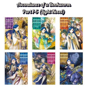 Könnte beinhalten: Eine Sammlung von sechs Ascendance of a Bookworm Light-Novel-Bänden, Teil 1 bis 5, mit farbenfrohen Illustrationen im Anime-Stil von Charakteren in Fantasy-Kleidung auf jedem Cover und dem Serientitel deutlich oben aufgedruckt.
