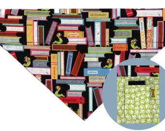 Può includere: Bandana per cani nera e verde con un motivo di libri colorati e le parole "English", "Chemistry", "History", "Dictionary", "The World" e "Design". La bandana ha una tasca verde con impronte di zampe e la parola "Barklore" su di essa.