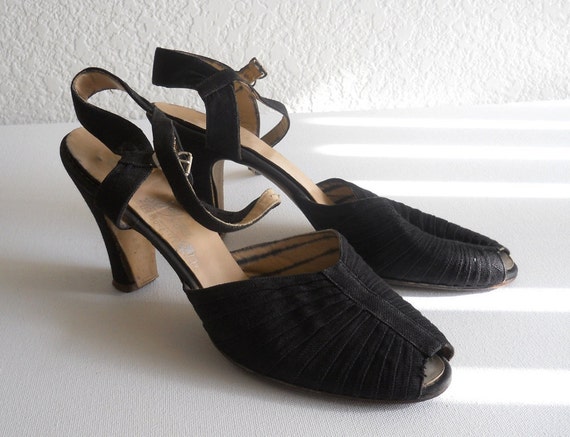 vintage 1940's pleated black strap Jay Bee peep to