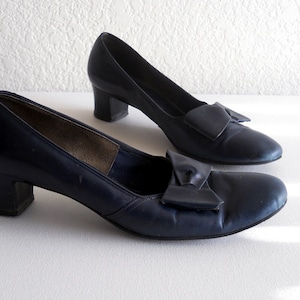 vintage 1960's low pumps with bow detail, midnight blue