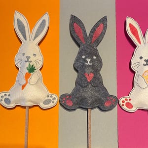 ITH Stickdatei "süßes Hasen-Trio als Deko zum Aufstellen" 3 Varianten (mit Möhre, mit Osterei und mit Herz)