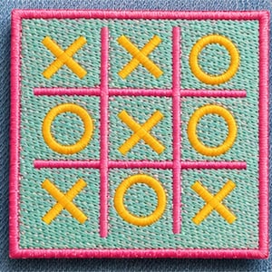 Könnte beinhalten: Ein quadratischer Stickaufnäher mit einem Tic-Tac-Toe-Spielfeld. Der Hintergrund ist helltürkis mit einem leuchtend pinken Rand und Gitterlinien. Die Spielfiguren bestehen aus gelben, gestickten X- und O-Symbolen in einem fertigen Spielmuster.