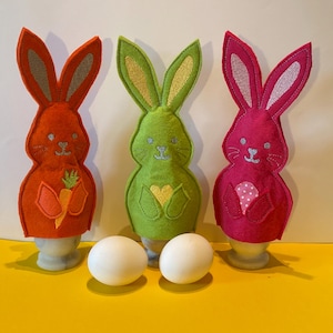 ITH Stickdatei "süßes Hasen-Trio als Eierwärmer" 3 Varianten (mit Möhre, mit Osterei und mit Herz)