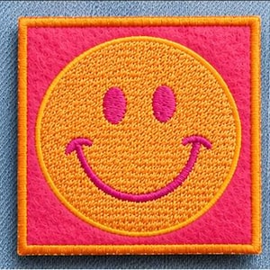 グリッタースマイリーパッチ刺繍デザイン | ITHパッチ | アイロン接着または縫い付け | ミシン刺繍デザイン | パッチ刺繍デザイン