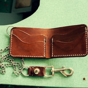 Cartera de cuero plegable con cadena (cosida a mano)