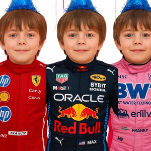 Puede incluir: Tres niños con trajes de carreras y sombreros de fiesta azules. Los trajes son rojos, azul marino y rosa, con logotipos de patrocinadores y nombres de pilotos. El traje azul marino tiene la marca "Red Bull". Los niños están sonriendo.