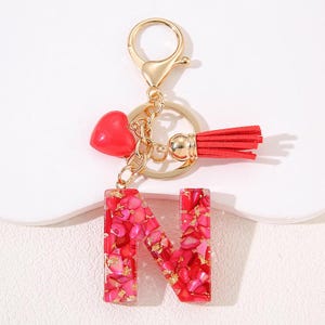 Llavero personalizado de resina roja con letra y dije de corazón: dije inicial personalizado para bolso, ideal para San Valentín o como regalo de aniversario.
