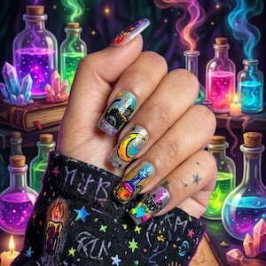 Puede incluir: Un juego de tres tazas de cerámica con un acabado mate moteado. Las tazas son de color crema, gris claro y gris oscuro. Cada taza tiene un diseño simple y minimalista y un asa redondeada.