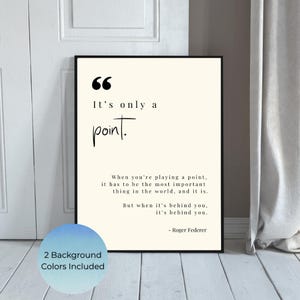 Peut inclure: Impression encadrée en noir avec la citation "It's only a point" en écriture noire. L'impression comprend une citation de Roger Federer. Un cercle bleu en bas à gauche indique deux couleurs de fond incluses.