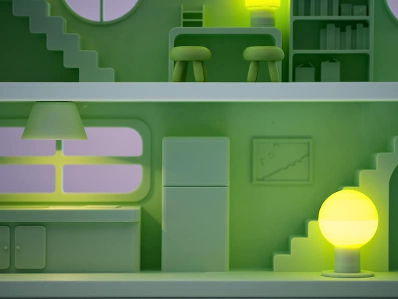 Puede incluir: Escena interior estilizada, en tonos verdes, con cocina, sala de estar y escalera. La imagen presenta un refrigerador, una ventana, una mesa con taburetes y una l&aacute;mpara esf&eacute;rica brillante. El dise&ntilde;o es minimalista y moderno.