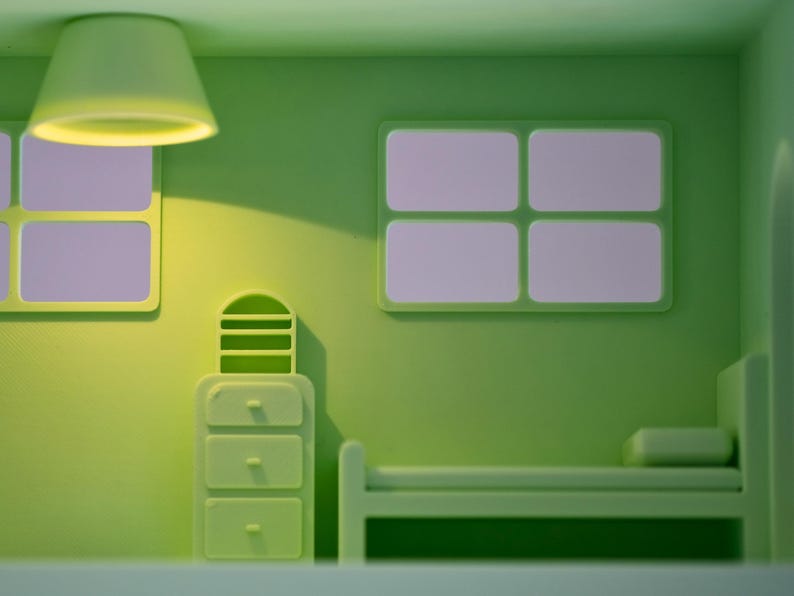 Puede incluir: Una escena de dormitorio verde en miniatura con una cama, una c&oacute;moda y ventanas. Una l&aacute;mpara cuelga del techo, proyectando una luz c&aacute;lida. La habitaci&oacute;n est&aacute; pintada en tonos verdes, creando un ambiente tranquilo y acogedor. La escena es una maqueta o un juguete.