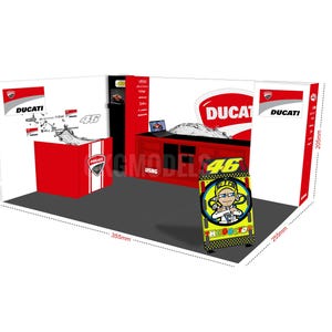 Peut inclure: Maquette d'un garage de course Ducati, avec une marque rouge et blanche. La scène comprend une table rouge, un ordinateur portable et un présentoir avec le numéro "46" et "The Doctor". Dimensions : environ 35,5 cm x 25,5 cm x 20,5 cm.