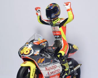 Estatueta de piloto de MotoGP em escala 1/12 Valentino Rossi Celebration 1999