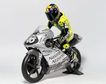 Estatueta de piloto de MotoGP em escala 1/12 Valentino Rossi pilotando 1996