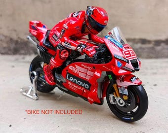 Figura em escala 1/18 do piloto de MotoGP Marc Marquez pilotando em 2025.