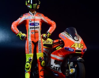 Miniatura em escala 1/12 do piloto de MotoGP Valentino Rossi em pose de pé, 2012.