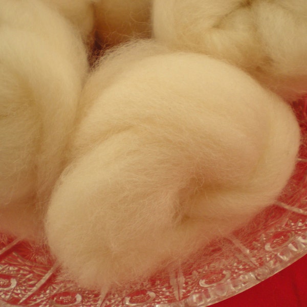 Peinado a mano Alpaca Top Roving Natural White 2 oz.