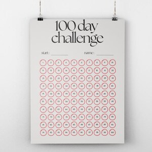 Może przedstawiać: Biały plakat z czarnym napisem "100 day challenge". Plakat ma 100 ponumerowanych czerwonych kółek, ułożonych w rzędach, do śledzenia postępów. Zawiera miejsce na datę rozpoczęcia i imię.