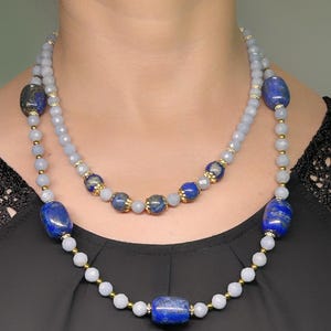 Ketting lapis lazuli en angeliet met vergulde tussenstukken – Handgemaakte sieraden met edelsteenkralen