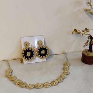 Ensemble collier et boucles d&#39;oreilles au crochet fait main |  Bijoux en fil doré, accessoires ethniques bohèmes