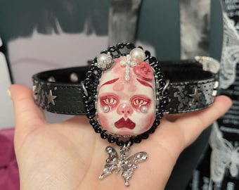 Rosa gotisk dockansikte choker, handgjord konst docka choker halsband, mörk fantasi statement smycken