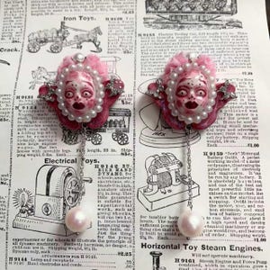 Handgemaakte oorbellen met griezelige poppen: gotische klei-sieraden (vintage stijl) uniek kerstcadeau (Halloweenoorbellen)
