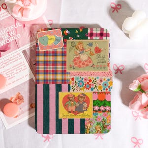 Può includere: Un taccuino dal design patchwork con vari motivi, tra cui sezioni a quadri, floreali e a righe. Il taccuino presenta illustrazioni e testo in stile vintage, tra cui "I love you" e "Can you Bear to be my Valentine". La tavolozza dei colori include rosa, verde e giallo.