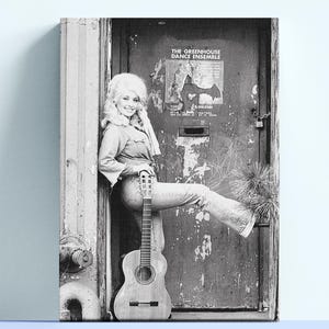 Dolly vintage avec guitare, impression sur toile, oeuvre d&#39;art murale légende de la musique, option d&#39;encadrement, décoration murale de musique country, impression de qualité musée, oeuvre d&#39;art noir et blanc