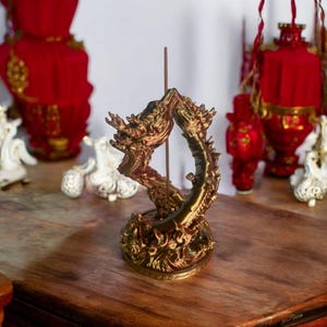 Incense Holder – Intertwined Dragons Sculpture – Unique Dragon Decor for Home, Meditation & Gifts