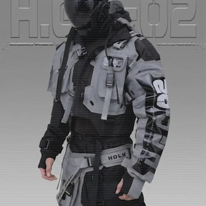 Peut inclure: Un ensemble veste et pantalon de style techwear en noir et gris. La veste présente de multiples poches, sangles, boucles et le texte H.G-02 sur la manche. Le pantalon comprend une ceinture utilitaire avec le mot HOLY imprimé sur la taille.