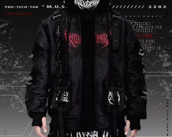 Puede incluir: Una chaqueta negra con cierre de cremallera y múltiples bolsillos. La chaqueta tiene un estampado gráfico blanco en la parte delantera y trasera. La chaqueta se lleva sobre una camisa negra y pantalones negros con un estampado gráfico blanco. El texto "PRO-TECH-TOR "M.U.S. LIMITED EDTN" está impreso en el lado izquierdo de la imagen. El texto "/2202 HOLYGRAIL" está impreso en el lado derecho de la imagen.