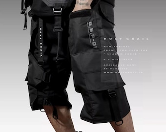 Op de afbeelding: Zwarte cargo shorts met meerdere zakken en banden. De shorts hebben de tekst "HOLY GRAIL" en "G.S.P-01" erop gedrukt.