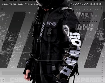 Può includere: Una giacca di stile futuristico nera e grigia con un grande logo H.G. sul petto e un logo H-G più piccolo sulla spalla sinistra. La giacca ha una cerniera e diverse tasche. Il testo "PRO-TECH-TOR" e "C.Y.B." è stampato sulla giacca. Il testo "H.G. 05 BLK" è stampato sulla spalla destra. Il testo "HOLY GRAIL" è stampato sul lato destro della giacca. Il testo "/2202" è stampato sul lato destro della giacca. Il testo "H.G.B-05/BLK" è stampato sul lato destro della giacca.