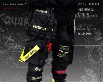 Op de afbeelding: Zwarte cargo broek met meerdere zakken en banden. De broek heeft gele en witte tekst die "Holy Grail" en "Future is Now" luidt. De broek wordt gecombineerd met zwarte combatlaarzen.