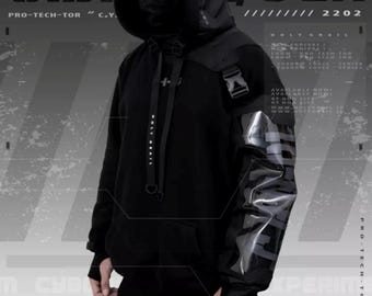 Puede incluir: Sudadera con capucha negra con cremallera y un bolsillo grande en la parte delantera. La sudadera tiene un diseño reflectante en la manga izquierda y el texto "HOLY GRAIL" en la espalda. El texto "C.BVBLK" está impreso en la parte superior de la imagen. El texto "PRO-TECH-TOR "C.Y." // 2202" está impreso debajo del texto "C.BVBLK".