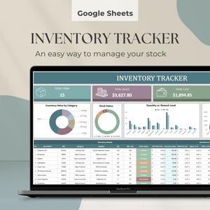 Op de afbeelding: Een laptopscherm toont een Google Sheets inventarisatietracker. Het scherm toont datavisualisaties, waaronder cirkeldiagrammen en staafdiagrammen, samen met numerieke gegevens voor het totaal aantal items, waarde en kosten. De tekst "INVENTORY TRACKER" wordt prominent weergegeven.