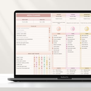 Op de afbeelding: Een laptopscherm toont een digitale weekplanner met secties voor taken, evenementen en een gewoonte-tracker. De planner heeft selectievakjes en is ingesteld voor de week van 23 februari 2026.
