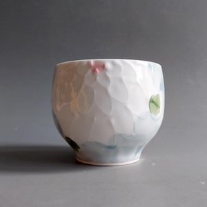 Liten vit porslins te-saki-kopp japansk keramik presentdekor begagnad