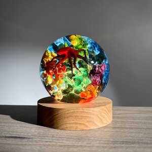 Lámpara de resina con forma de pulpo: globo oceánico hecho a mano con luz LED. Un regalo único de luz nocturna con temática marina.