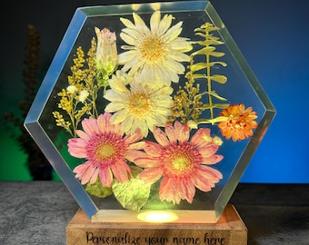 Personalized Resin Flower Lamp with Real Daisies & LED Light – Floral Night Light Home Decor Gift – Custom Name Option – 6.7 x 7.5 in