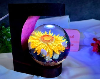 Daisy Resin Globe Lamp – Pressed Flower Night Light – Handmade Botanical Gift – Custom Floral Decor