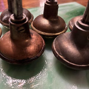 Lote de 6 maçanetas antigas redondas de latão liso, estilo vintage, peças recuperadas.